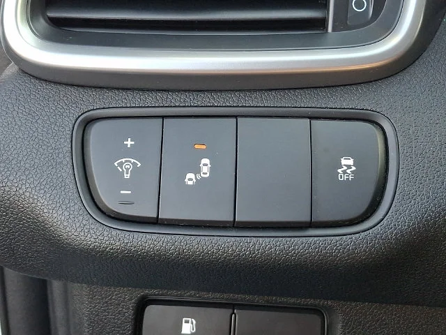 Used 2019 White Kia LX image 27