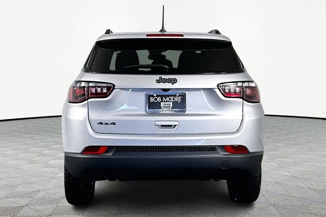 New 2026 Silver Zynith Metallic Clear-Coat Exterior Paint Jeep Latitude image 5