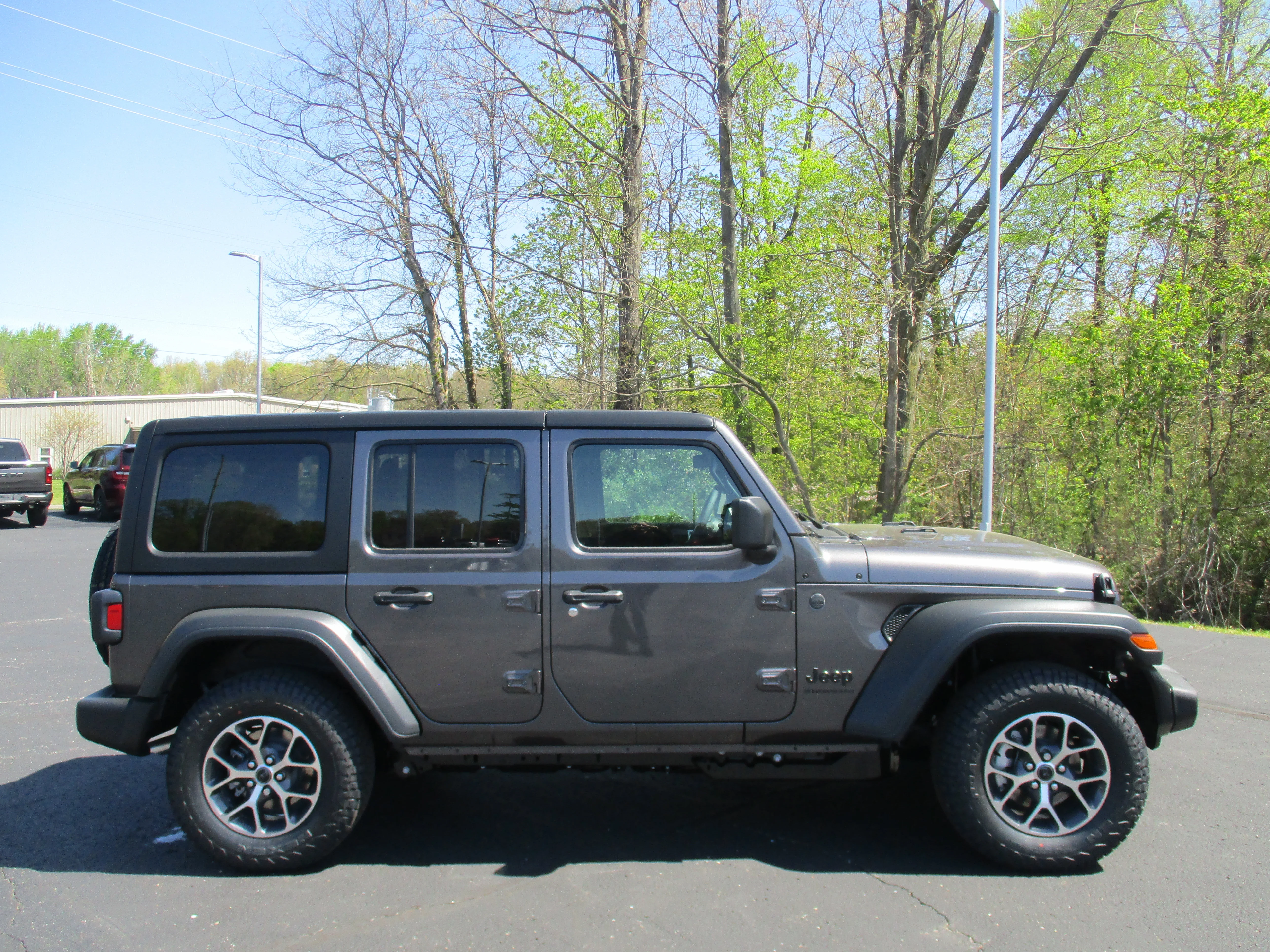 New 2026 Granite Crystal Metallic Clear-Coat Exterior Paint Jeep Sport S image 26