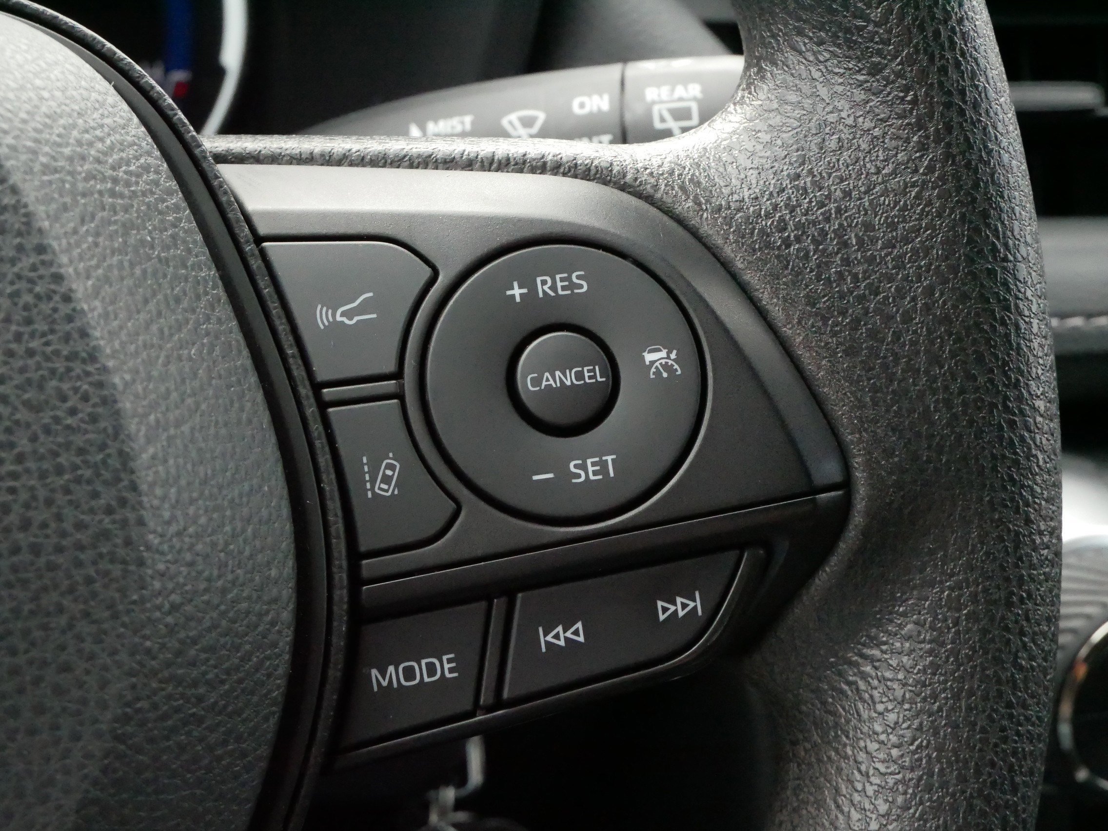 2025 Toyota RAV4 LE - Photo 25