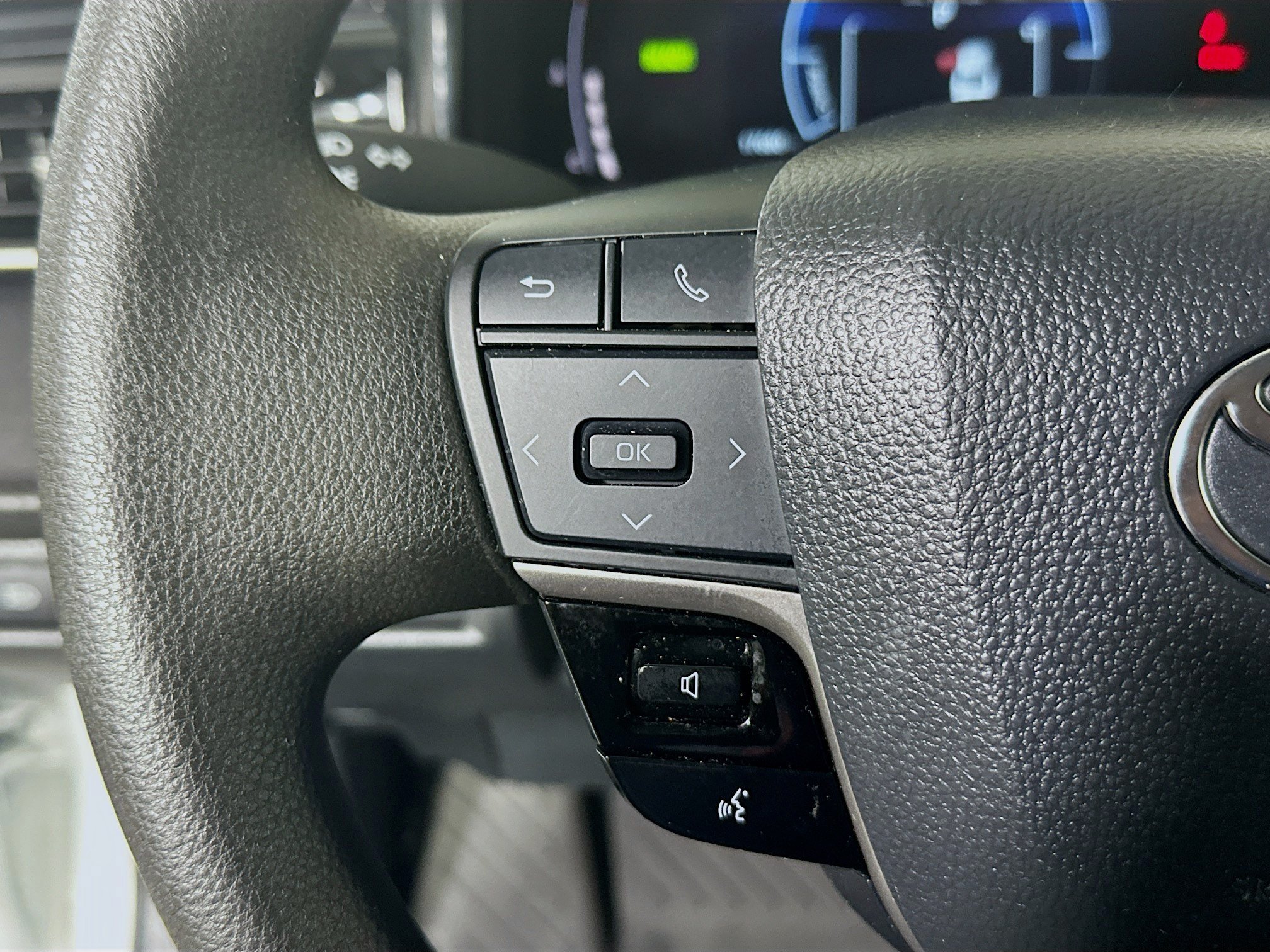 Certified Used 2025 Ice Toyota LE image 16