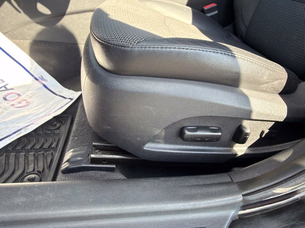 Used 2013 Black Hyundai SE image 14
