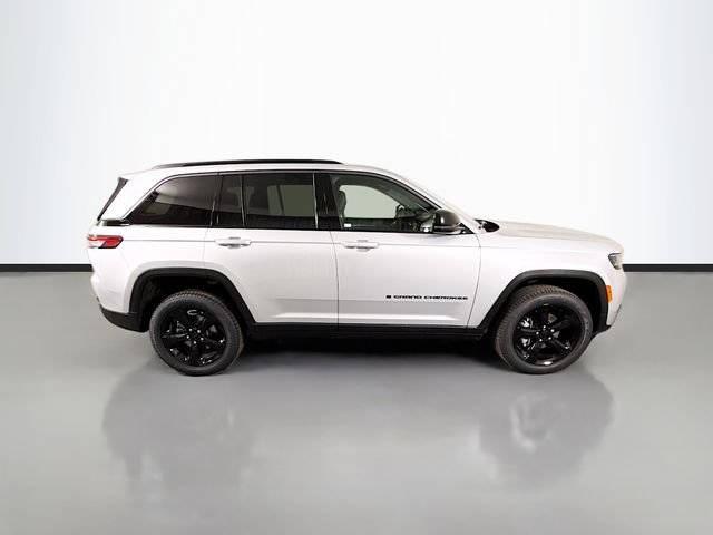 New 2026 Silver Zynith Exterior Paint Jeep Limited image 8