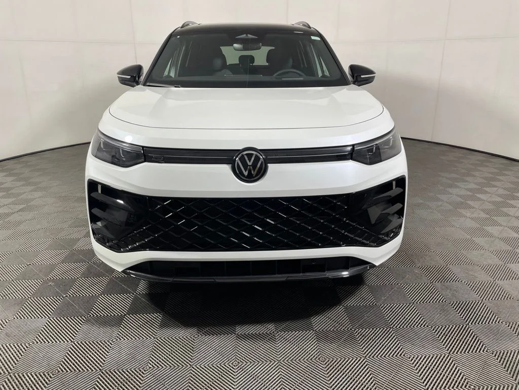 2026 Volkswagen Tiguan 2.0T SE R-Line Black 4Motion's photo