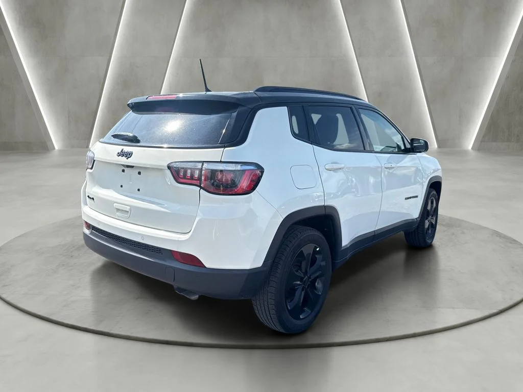 Used 2018 White Jeep Latitude image 7