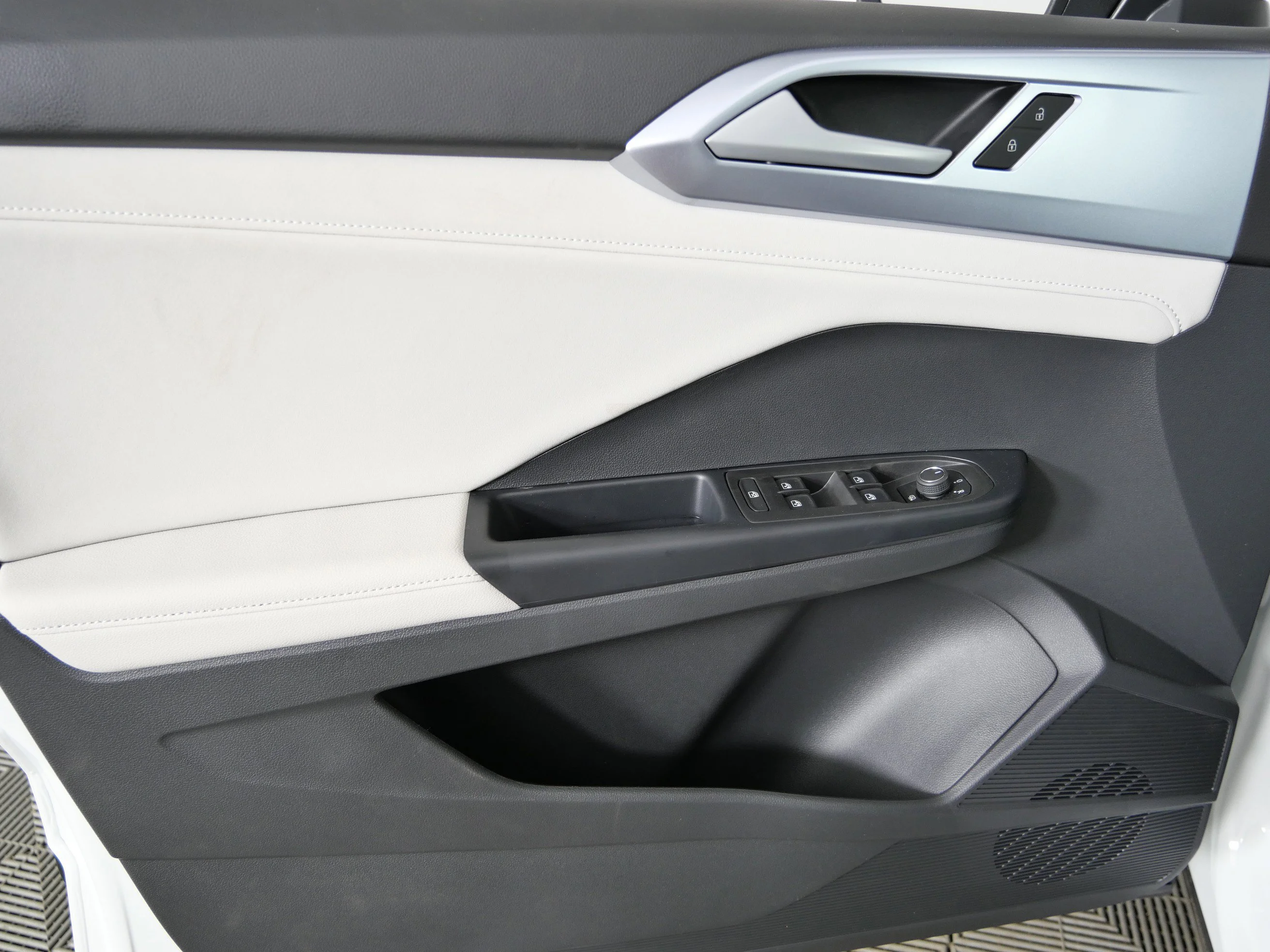 New 2026 Pure White Volkswagen SE image 22