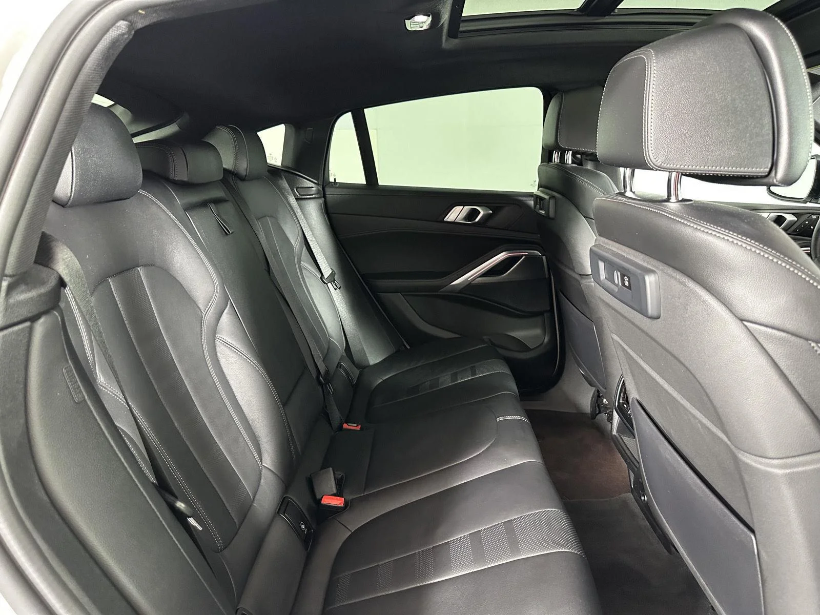 Used 2022 Mineral White Metallic BMW xDrive40i image 63
