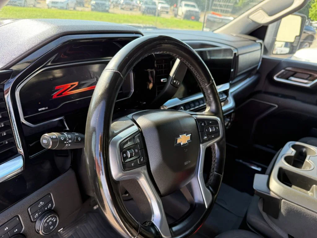 Used 2025 White Chevrolet LT image 21