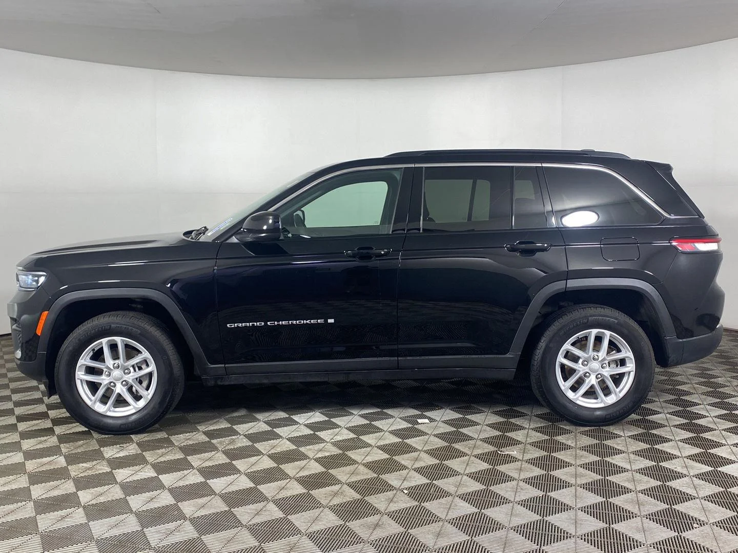 Used 2026 Diamond Black Crystal Pearlcoat Jeep Laredo X image 6