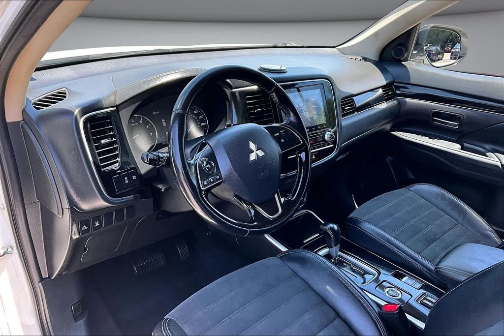 Certified Used 2020  Mitsubishi SE image 17