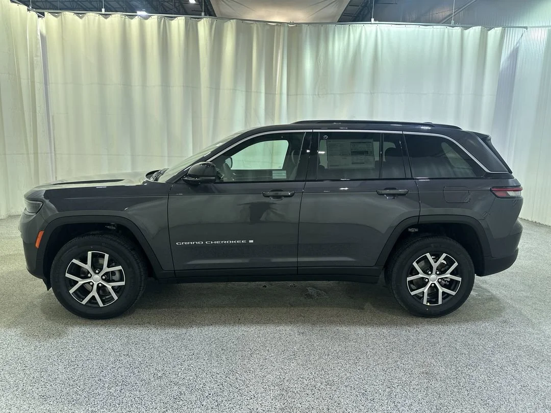 New 2026 Baltic Gray Metallic Clear-Coat Exterior Paint Jeep Limited image 6