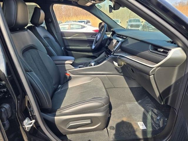 New 2026 Diamond Black Crystal Pearl-Coat Exterior Paint Jeep Laredo image 34