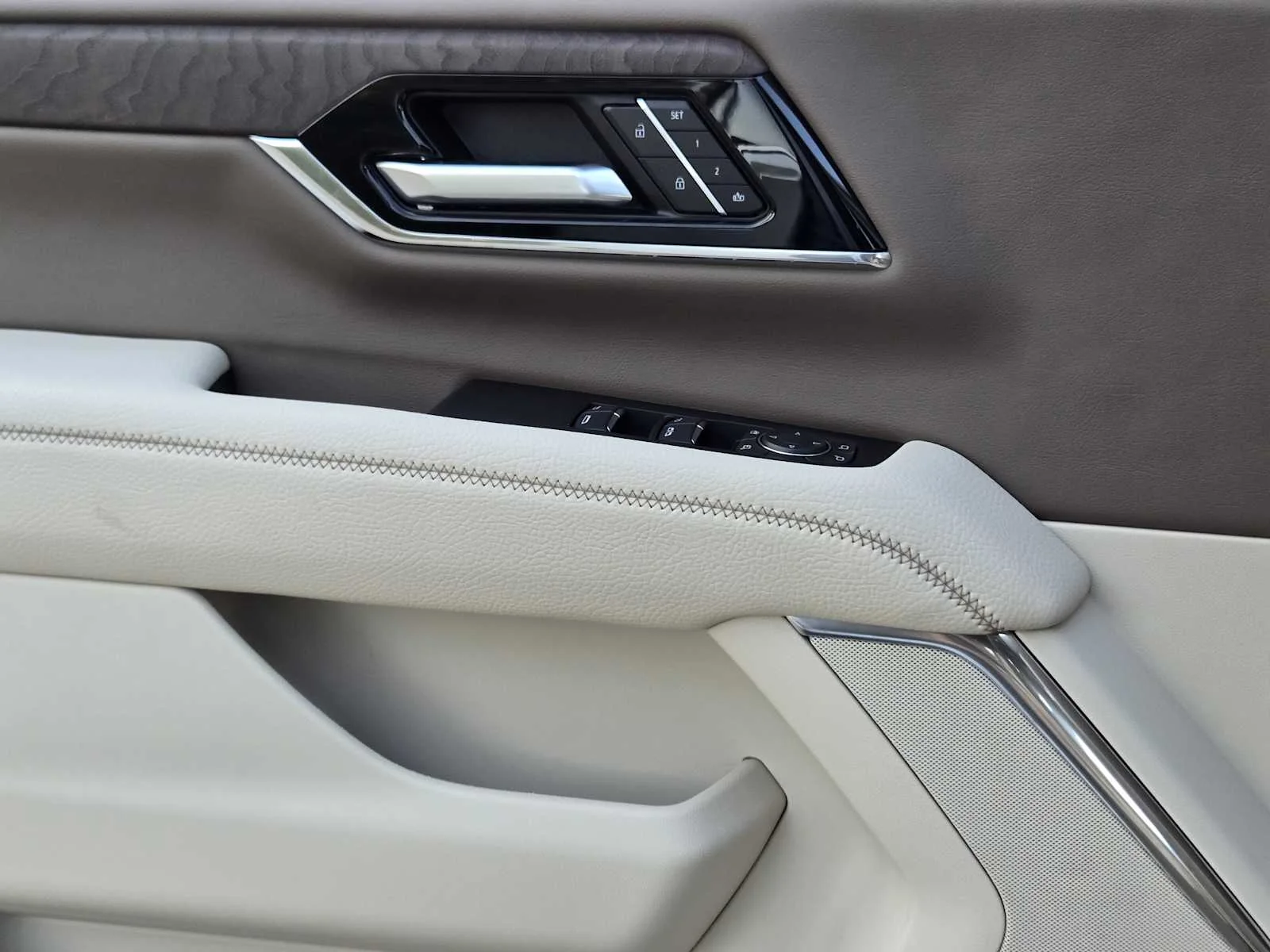 2027 GMC Yukon Denali - Photo 15