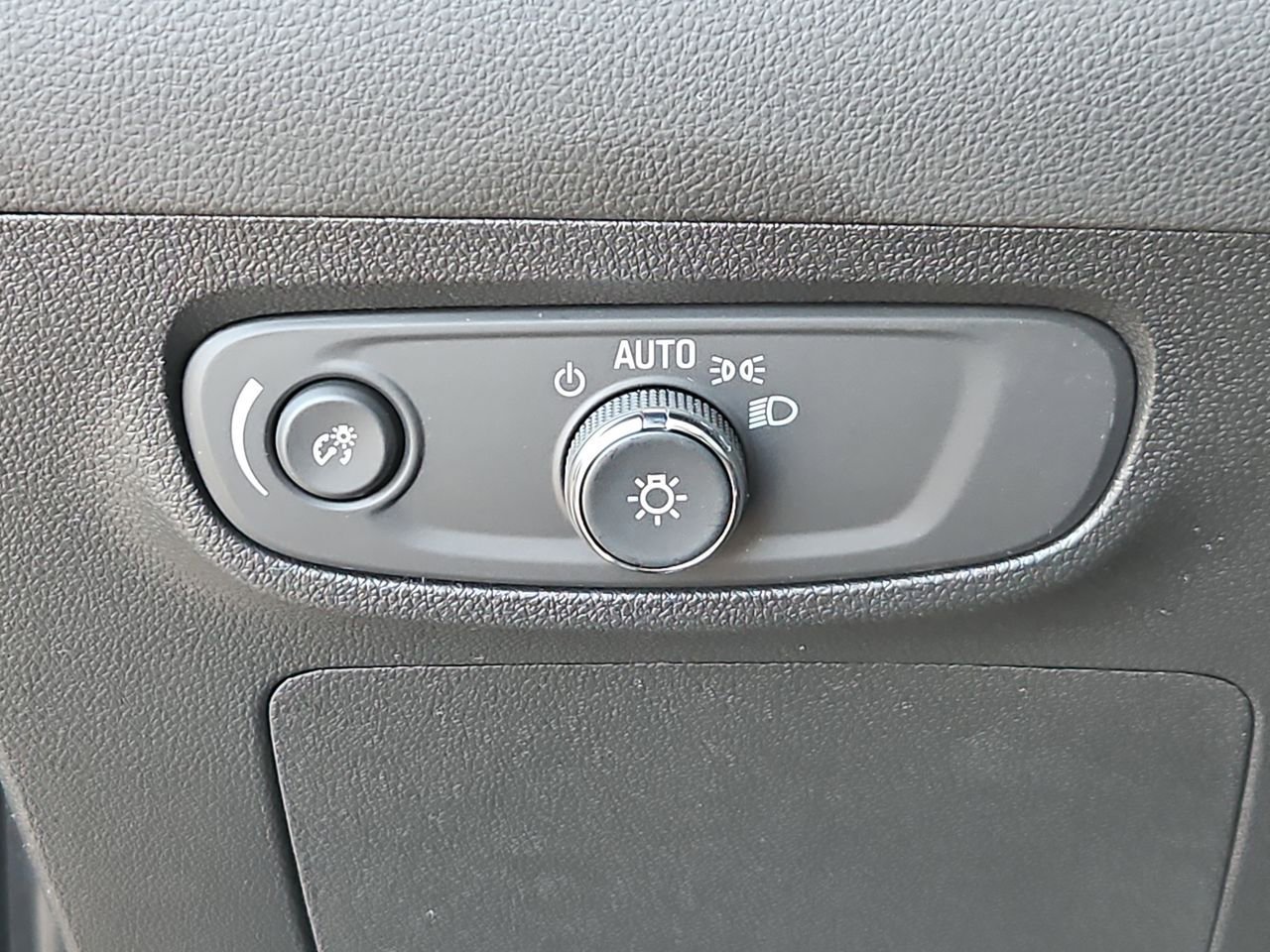 New 2026 Ebony Twilight Metallic Buick Preferred image 17