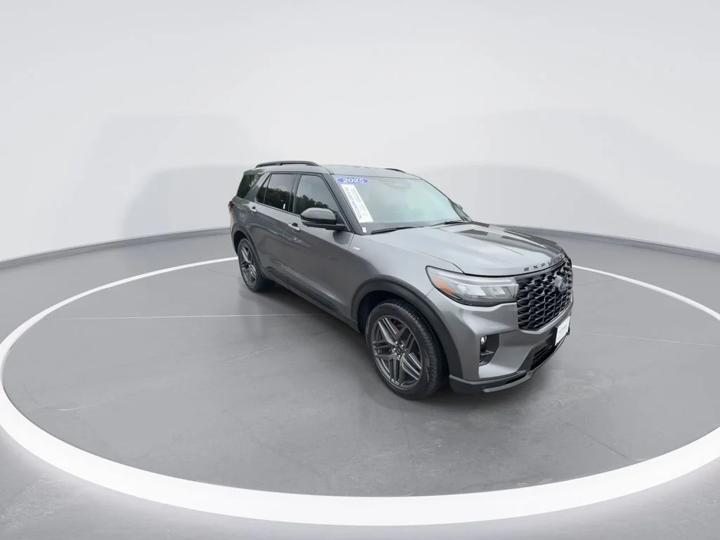Used 2025 Gray Ford ST-Line image 3