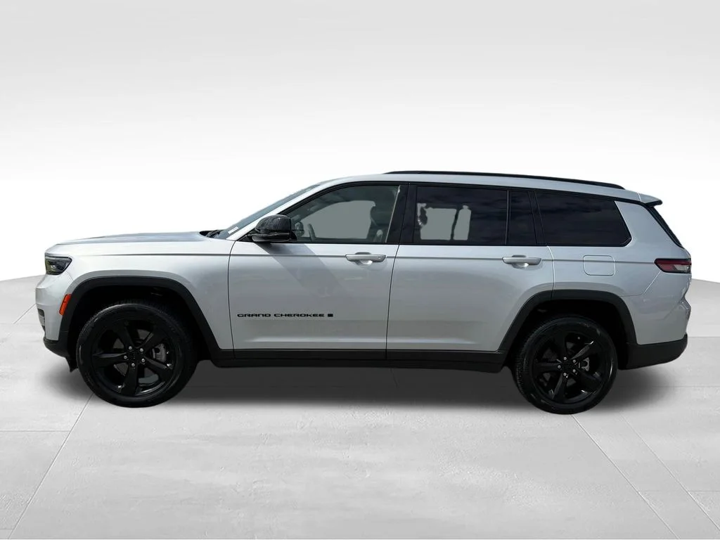 Used 2024 Silver Jeep Altitude X image 2