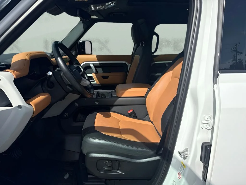 Used 2023 White Land Rover X-Dynamic SE image 5