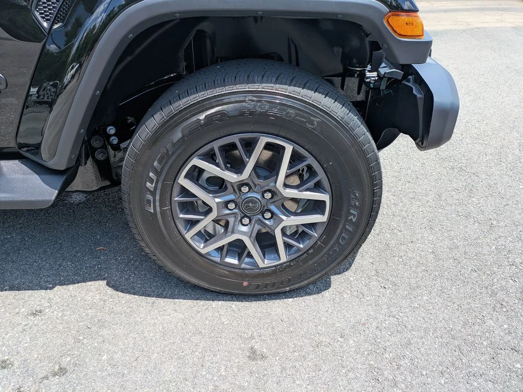 New 2026 Black Clear-Coat Exterior Paint Jeep Sahara image 13