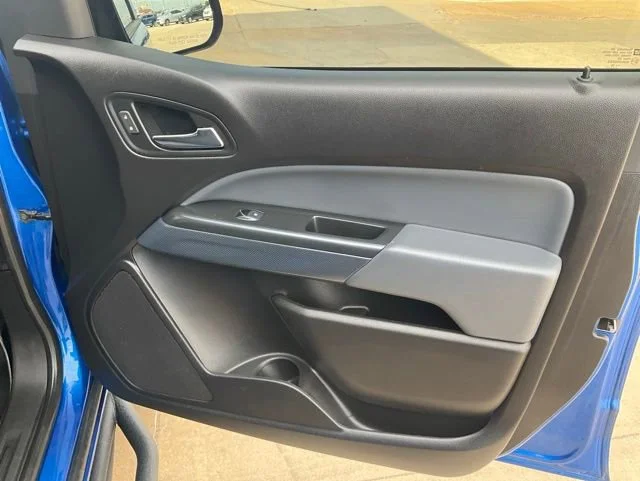Used 2018 KINETIC BLUE METALLIC Chevrolet 4WD Z71 image 39