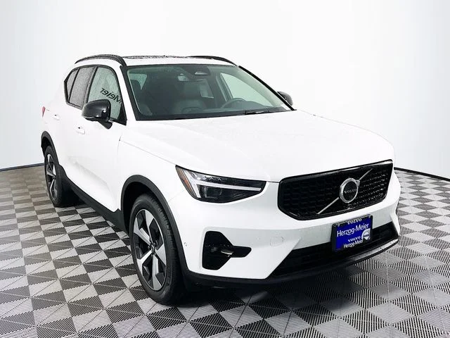2026 Volvo XC40 B5 Plus Dark AWD's photo