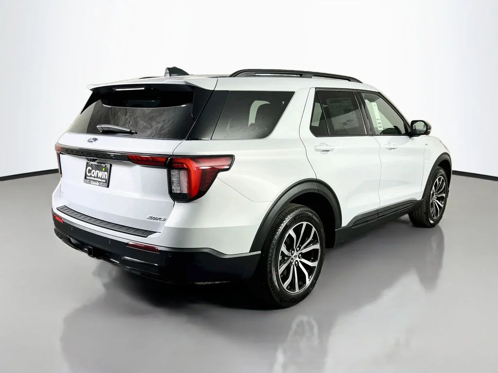 New 2026 Space White Metallic Ford ST-Line image 15