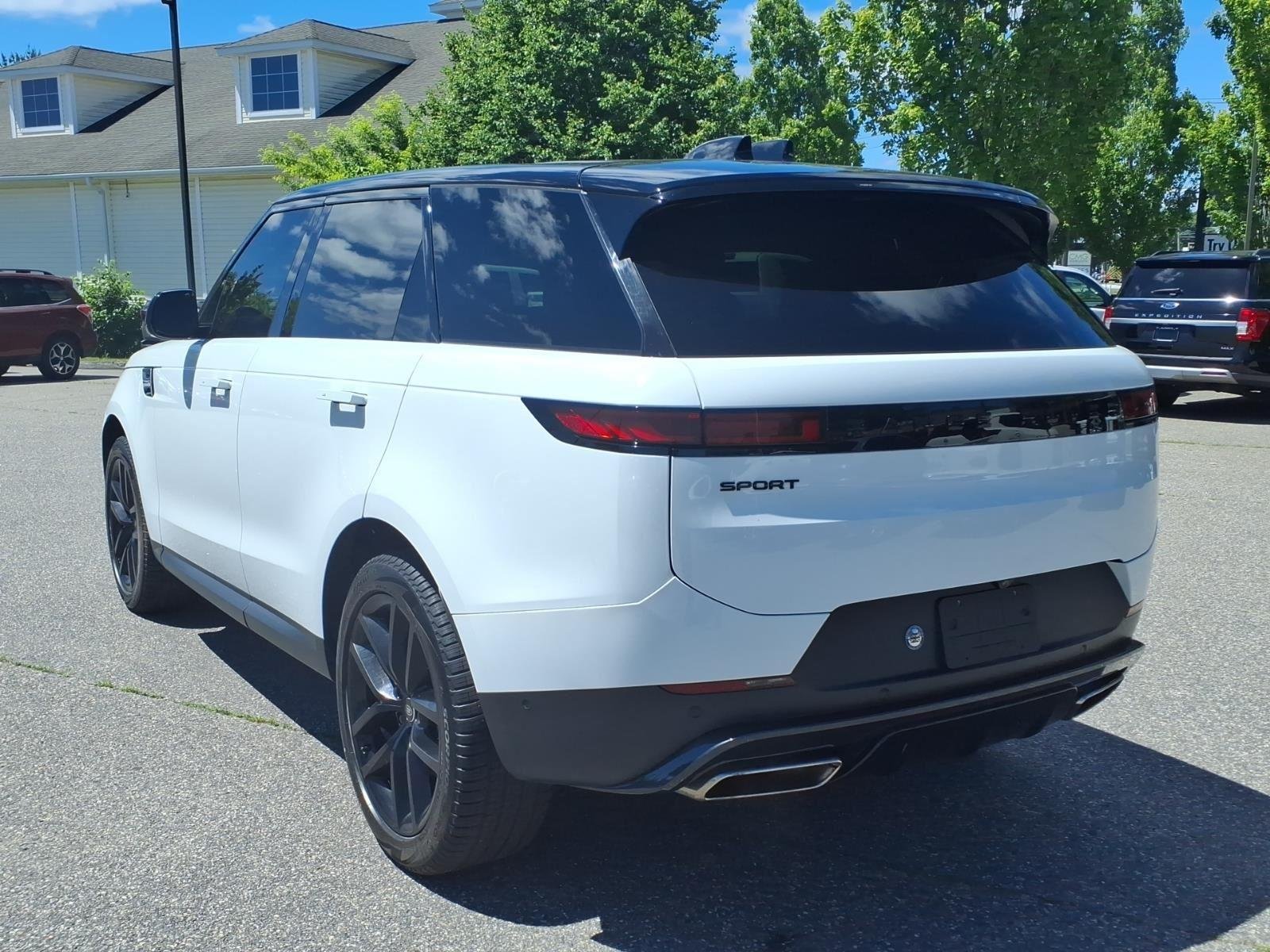 Used 2024 Fuji White Land Rover SE image 8