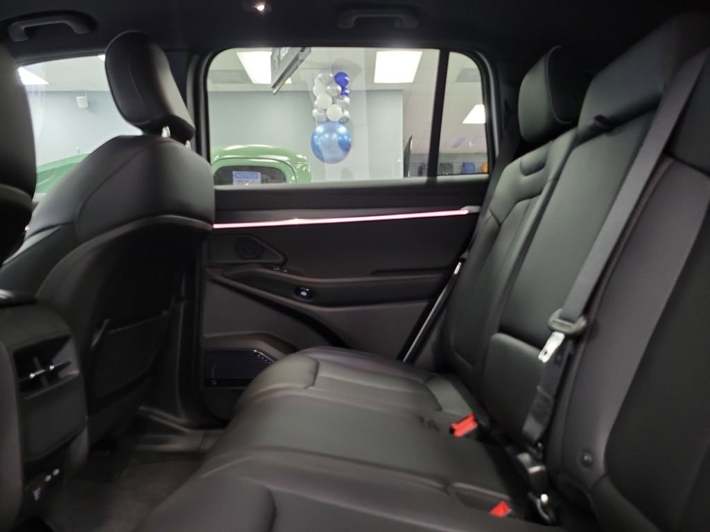 New 2025 Bright White Clear-Coat Exterior Paint Jeep Limited image 11