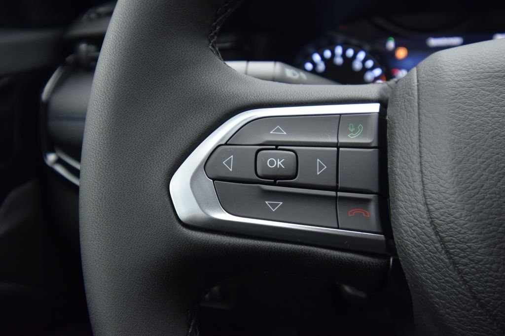 New 2026 Diamond Black Crystal Pearlcoat Jeep Latitude image 27