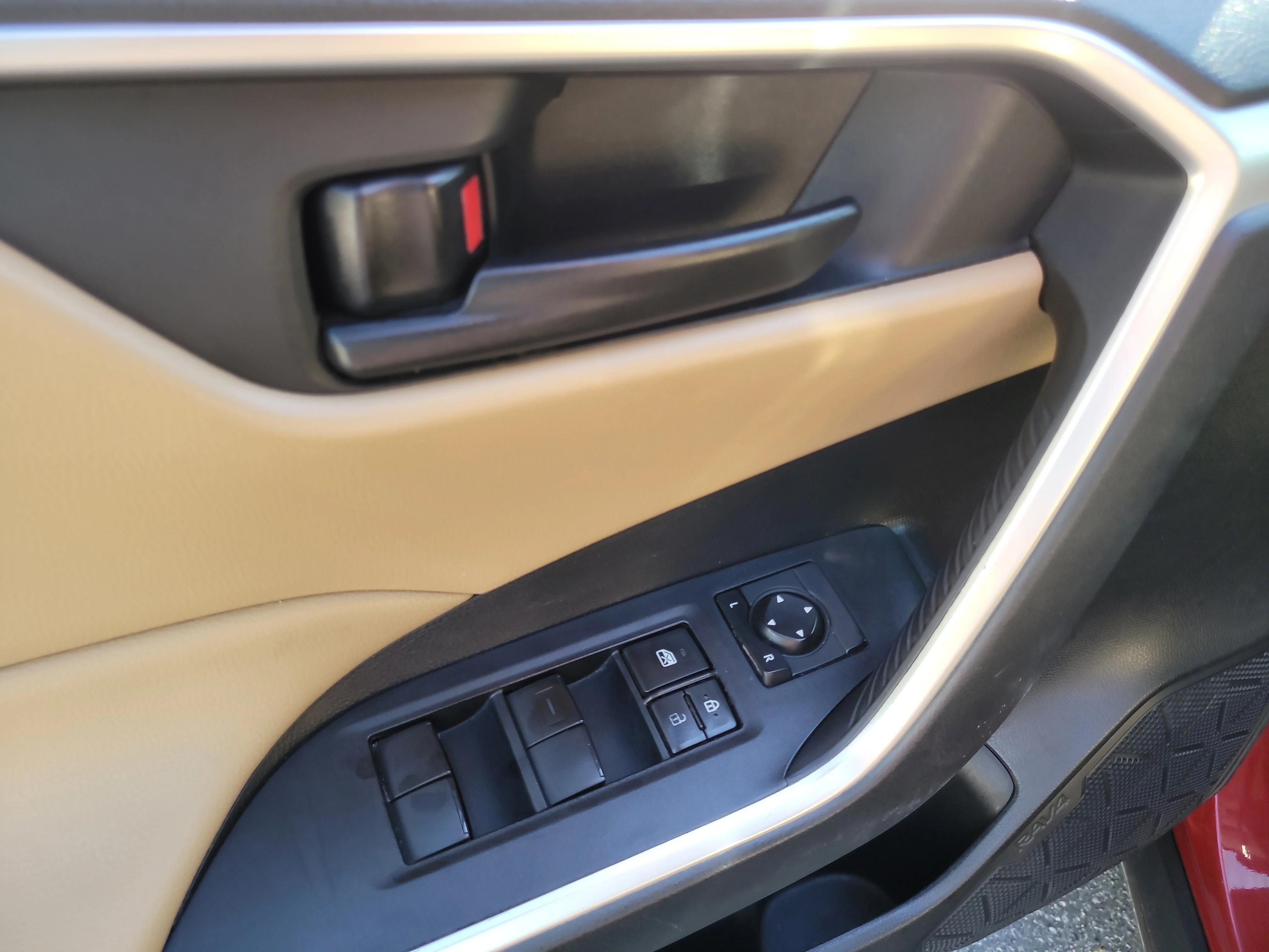Used 2020 Pearl Toyota LE image 16