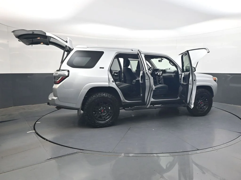 Used 2017 Classic Silver Metallic Toyota SR5 image 35