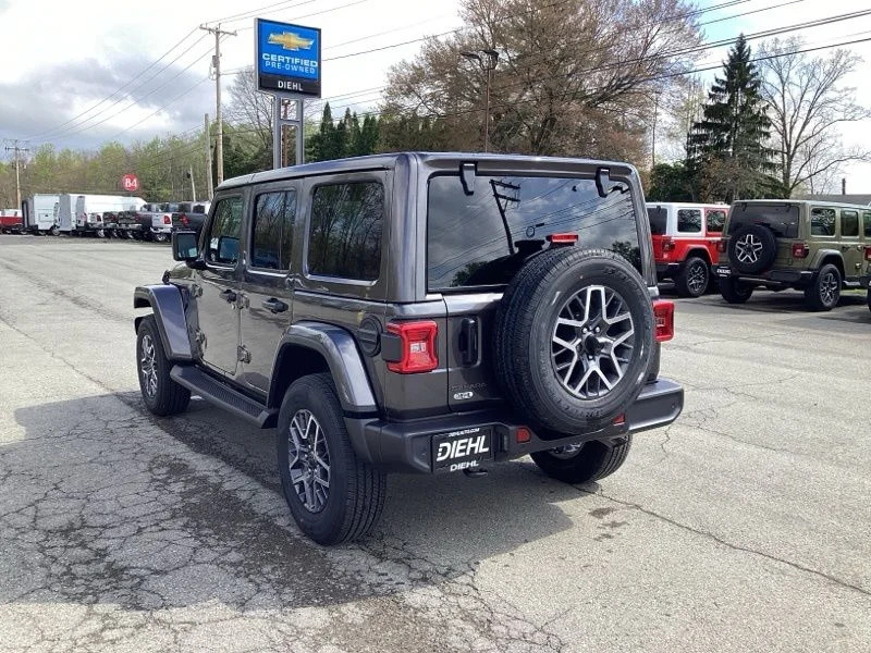 New 2026 Granite Crystal Metallic Clear-Coat Exterior Paint Jeep Sahara image 5