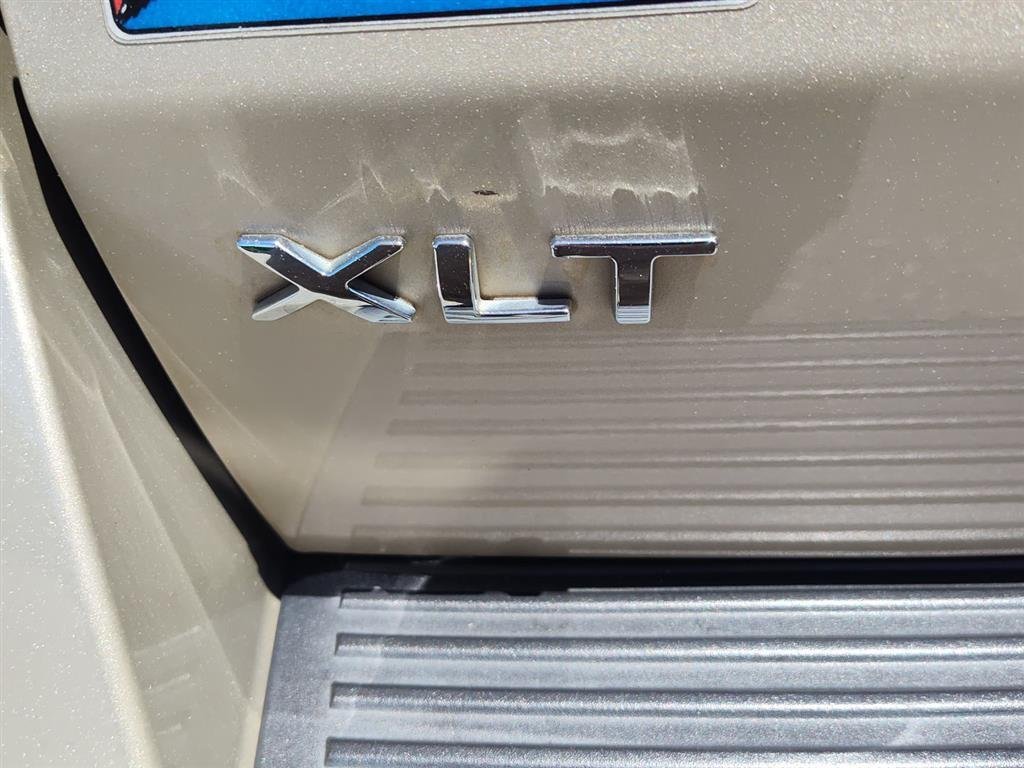 Used 2018 White Gold Metallic Ford XLT image 5