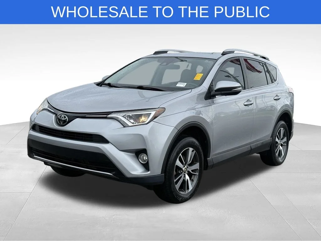Used 2018 Silver Toyota XLE image 1