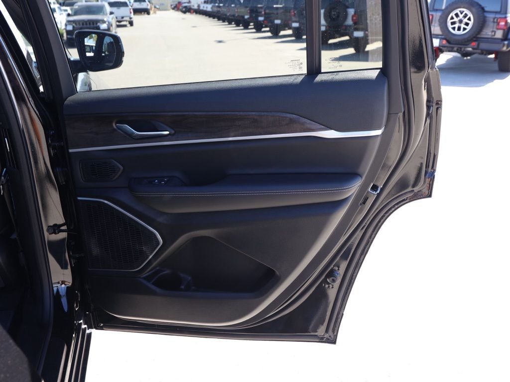 New 2026 Diamond Black Crystal Pearl-Coat Exterior Paint Jeep Limited image 18