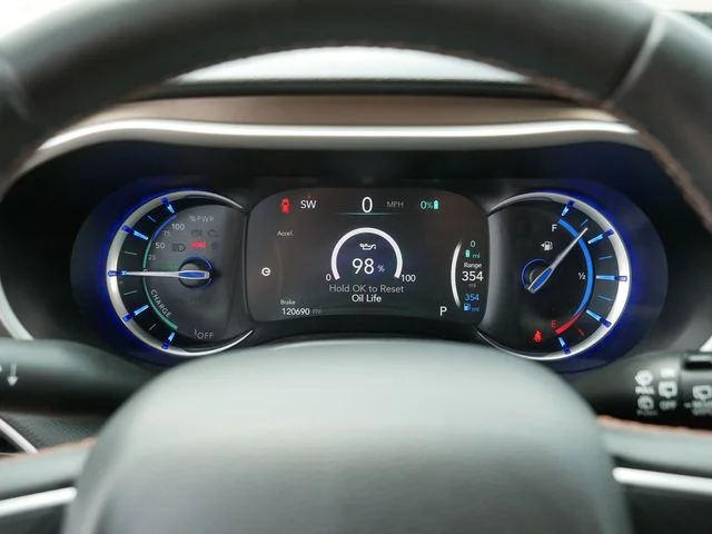 Used 2017 Silver Chrysler Premium image 29
