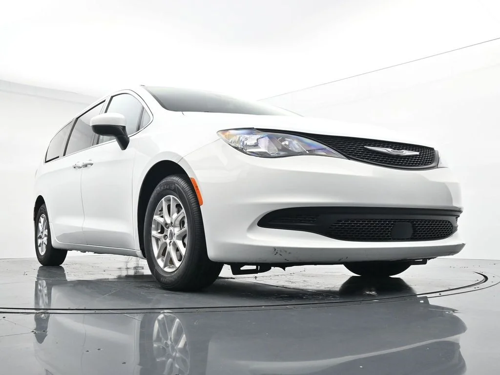 Used 2023 White Chrysler LX image 31