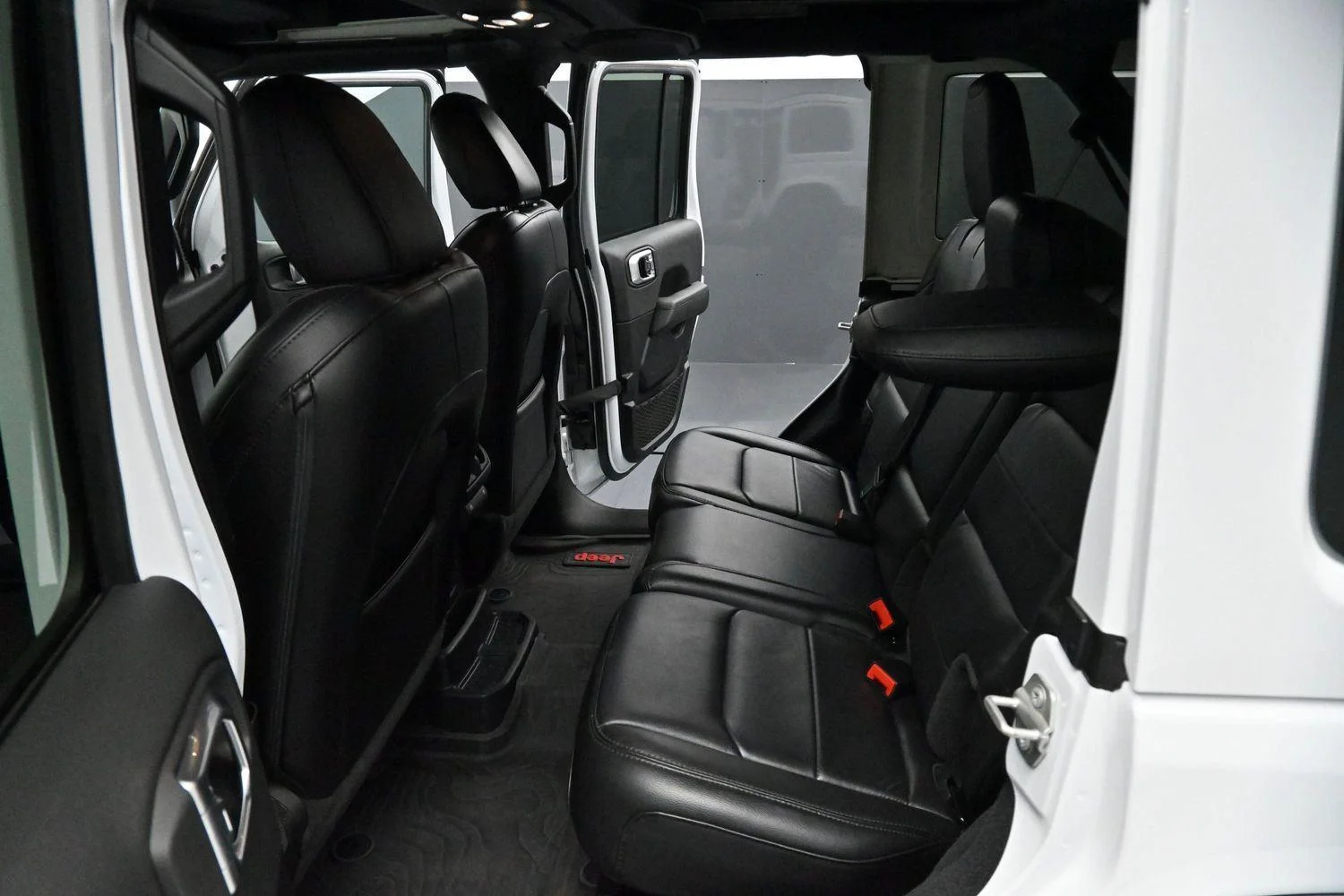 Used 2023 White Jeep Sahara Altitude image 30