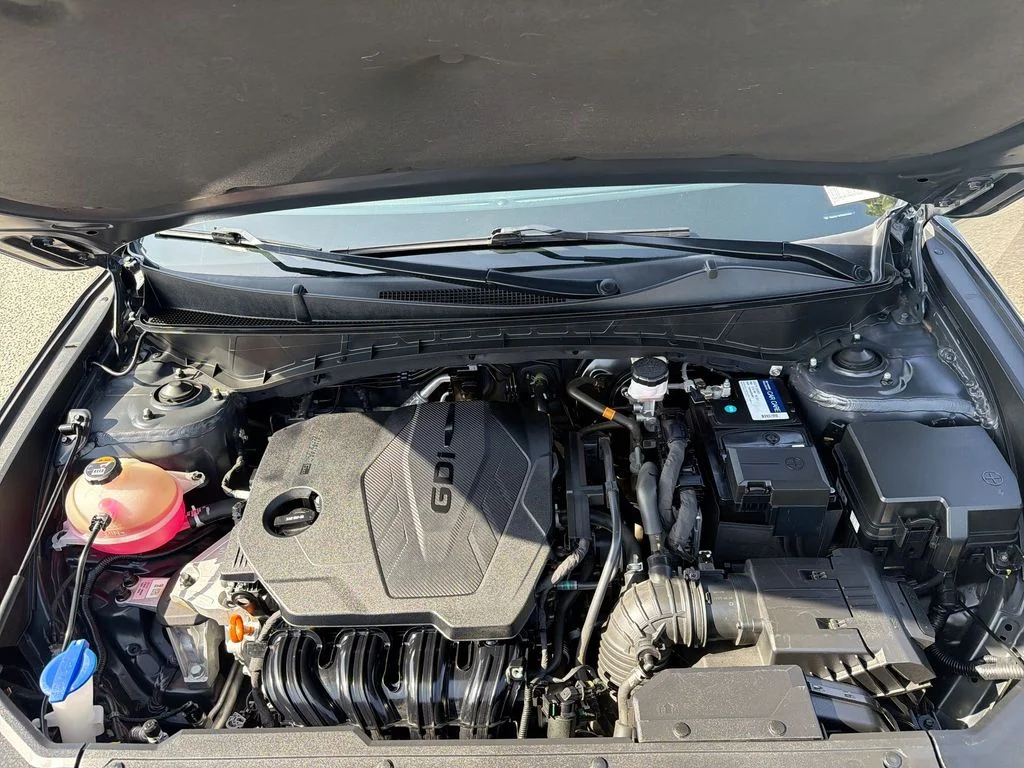 Used 2022 Gray Hyundai SE image 9