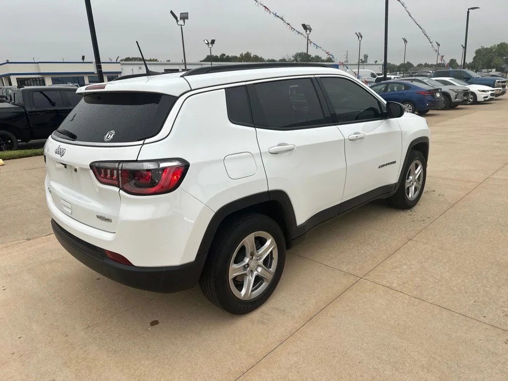 Used 2023 White Jeep Latitude image 32