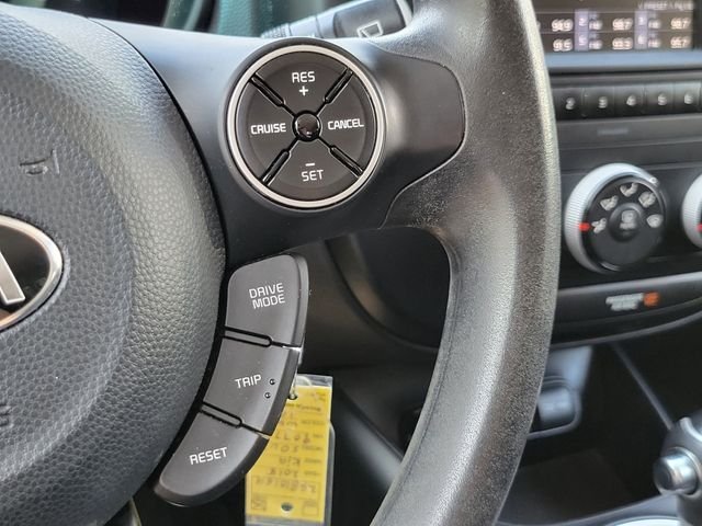 Used 2018 White Kia Base image 16