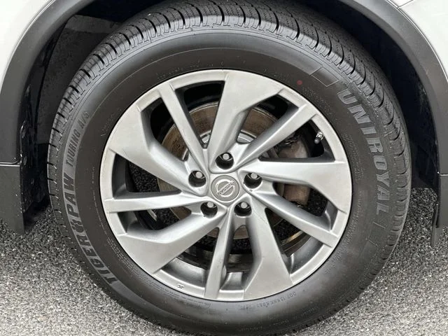 Used 2015 Silver Nissan SL image 9