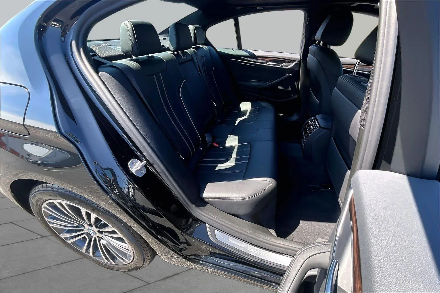 Used 2019 Black Sapphire Metallic BMW 530i xDrive image 20