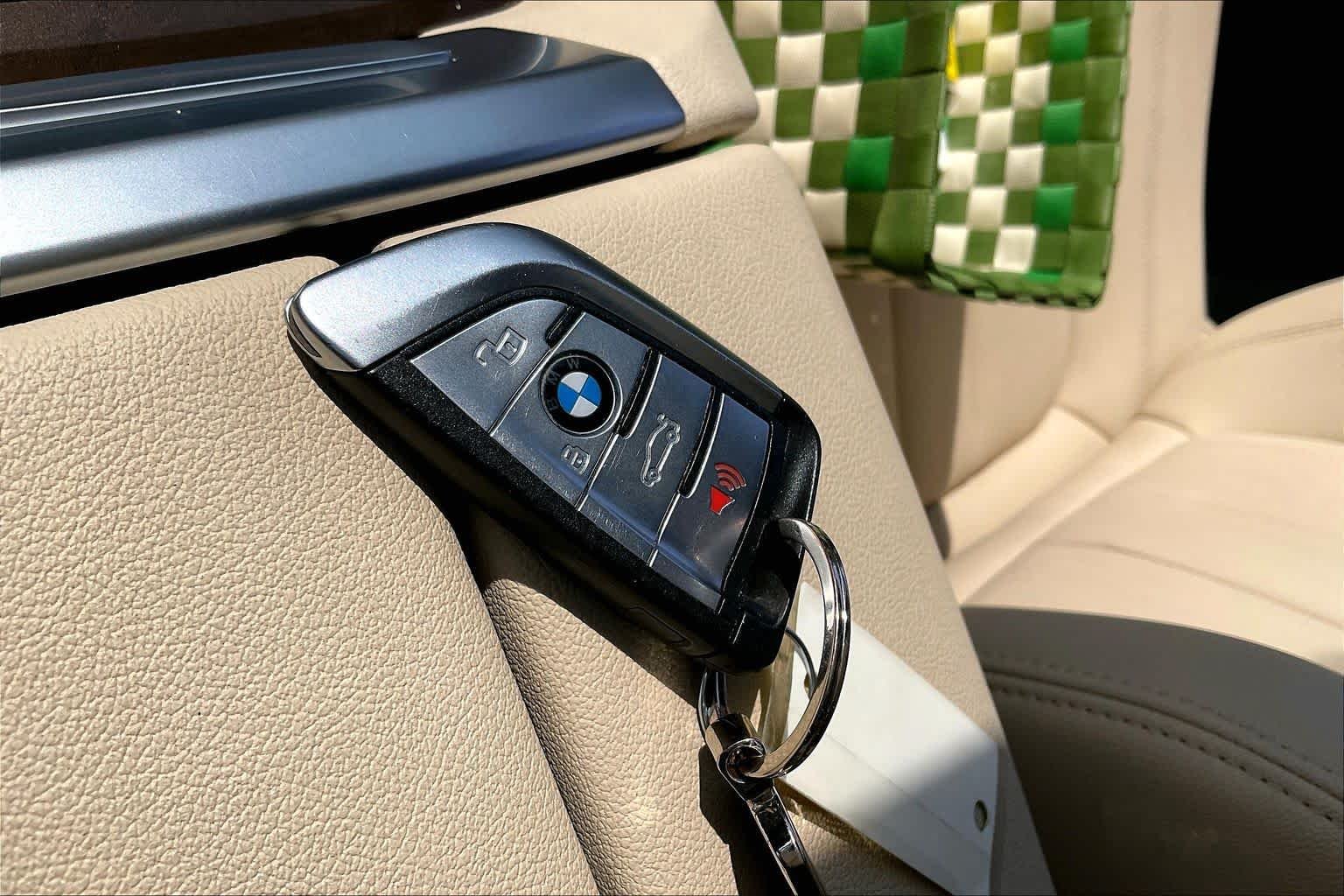 Used 2021 Mineral White Metallic BMW xDrive40i image 13
