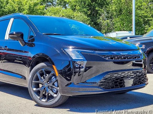 New 2027 Diamond Black Crystal Pearl-Coat Exterior Paint Chrysler Limited image 2