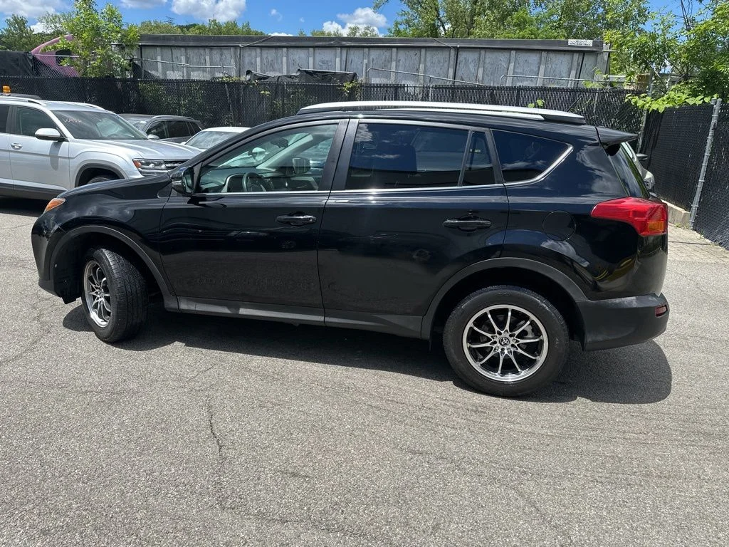 Used 2015 Black Toyota XLE image 3