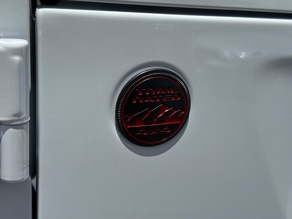 New 2026 Bright White Clear-Coat Exterior Paint Jeep Rubicon image 9