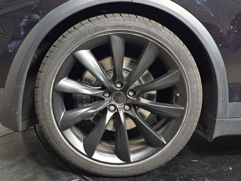 Used 2018  Tesla 75D image 29