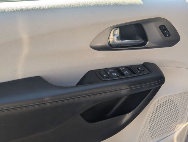 Used 2019 Billet Silver Metallic Clearcoat Chrysler Limited image 13