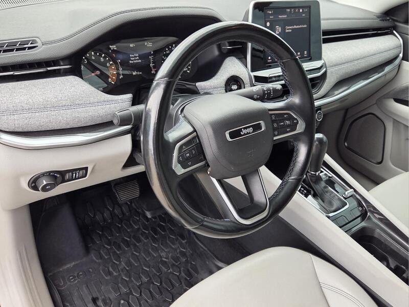 Used 2022 Crystal Metallic JEEP LATITUDE 4X4 image 11