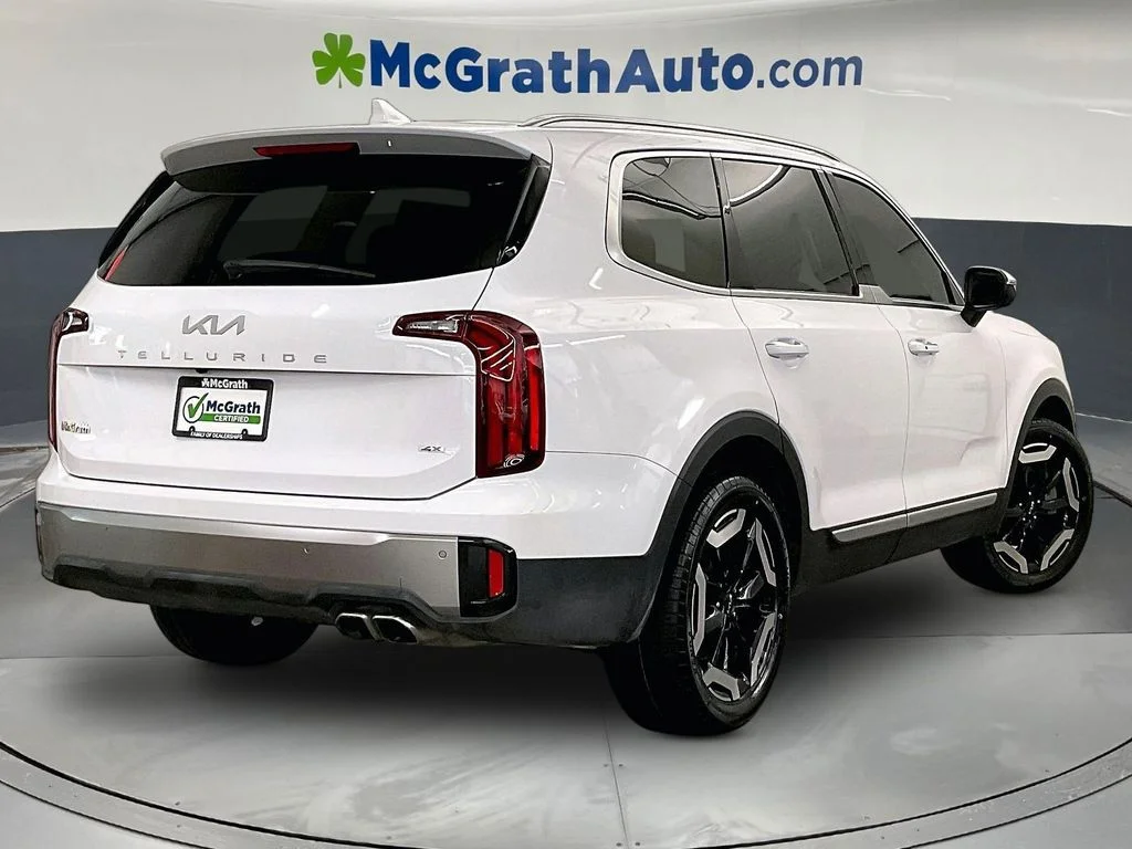 Used 2025 White Kia S image 16